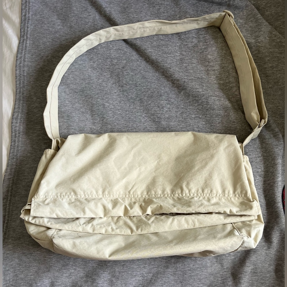 Uniqlo U drawstring shoulder bag white